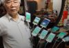 Este señor de edad juega Pokémon Go con nada menos que 11 teléfonos Este señor de edad juega Pokémon Go con nada menos que 11 teléfonos