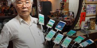 Este señor de edad juega Pokémon Go con nada menos que 11 teléfonos