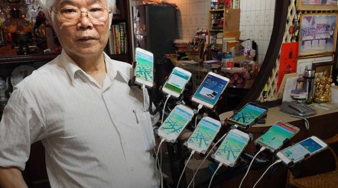 Este señor de edad juega Pokémon Go con nada menos que 11 teléfonos