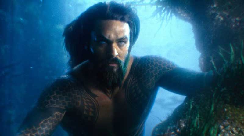 Aquaman puede respirar agua gracias al Vomito
