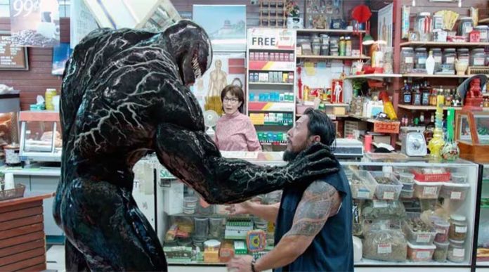 la actuación de Tom Hardy se destaca en una "película de cómics grande y torpe" que merece una secuela gracias a él.